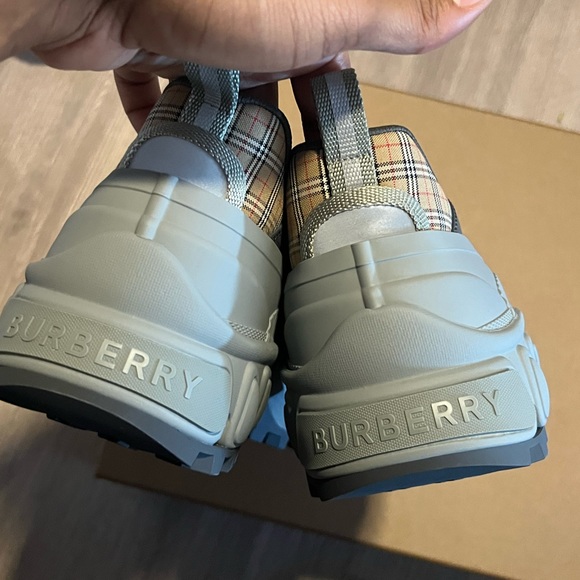 Burberry Arthur Brand New Size 44 = 11Mens - Picture 4 of 10